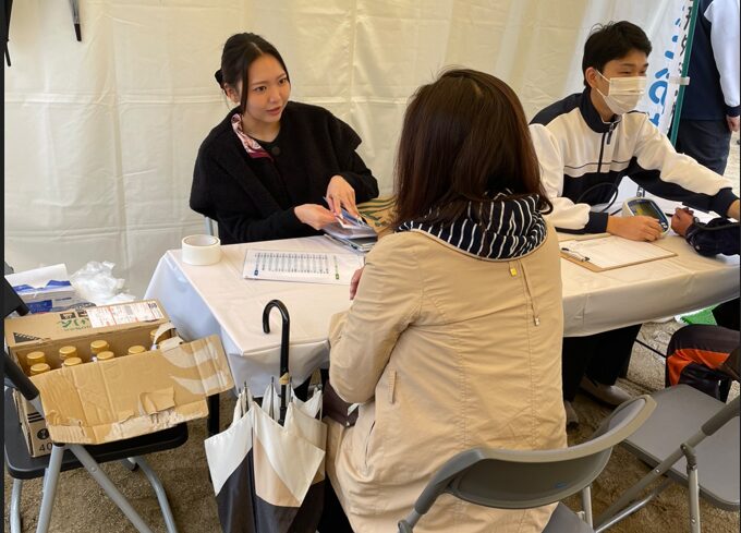 忠岡商工カーニバルでただおかメディカルクリニックスタッフが美肌治療の無料カウンセリングを行っている様子